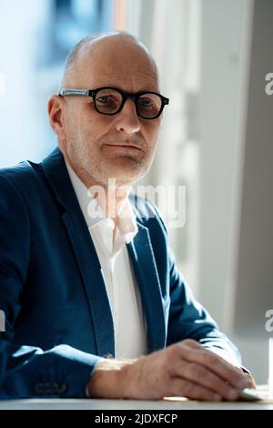 Homme d'affaires assis à la réception et travaillant au bureau Banque D'Images