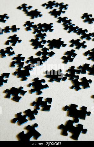 Prise de vue en studio de pièces de scie sauteuse noires à plat sur fond blanc Banque D'Images