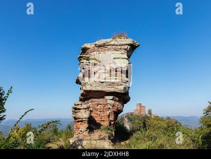 Allemagne, Rhénanie-Palatinat, formation de roche de grès dans la forêt du Palatinat avec château de Trifels en arrière-plan lointain Banque D'Images