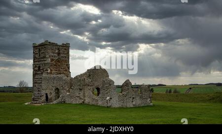 Royaume-Uni, Angleterre, Cranborne, ciel nuageux sur les ruines de l'église Knowlton Banque D'Images