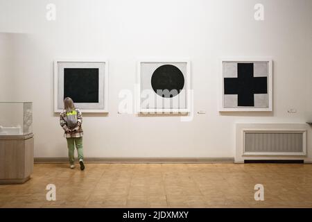 Kazimir Malevich, place Noire, cercle Noir, tableaux de la Croix Noire au Musée russe, Saint-Pétersbourg, 22 avril 2022 Banque D'Images