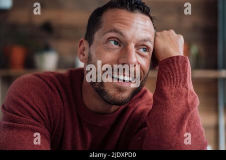 Homme mûr souriant avec la tête à la main Banque D'Images