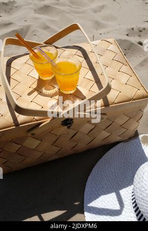 Deux verres de jus d'orange sur le panier de pique-nique Banque D'Images