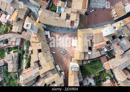 Italie, Toscane, San Gimignano, vue en hélicoptère sur la Piazza della Cisterna Banque D'Images