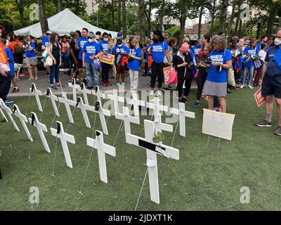 Démonstration de la « arche pour nos vies » et marche sur le pont de Brooklyn de Cadman Plaza, Brooklyn à l'hôtel de ville en parlant de lois sur les armes à feu de fond pour protéger les enfants et tous les citoyens après les récentes fusillades et massacres de masse aux États-Unis. Croix identifiant les enfants tués à l'école Evalde au Texas. Banque D'Images