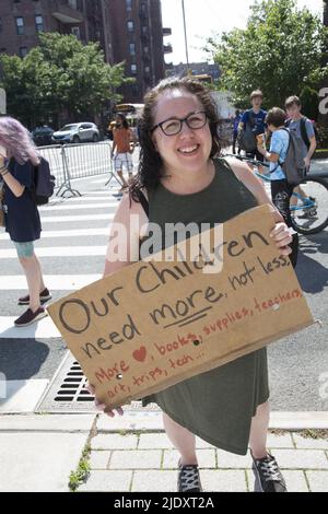 Les enseignants, les élèves et les parents manifestent devant une école publique à Windsor Terrace à Brooklyn contre les nouvelles réductions budgétaires du maire Adams après avoir récemment émergé de la difficile pandémie Covid-19. Banque D'Images