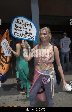 Après 2 ans d'un arrêt de Covid-19, les gens retournent à la Mermaid Parade annuelle, qui serait la plus grande parade artistique du pays, à Coney Island le long de Surf Avenue à Brooklyn, New York. Banque D'Images