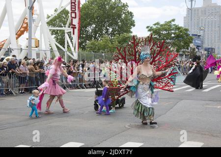 Après 2 ans d'un arrêt de Covid-19, les gens retournent à la Mermaid Parade annuelle, qui serait la plus grande parade artistique du pays, à Coney Island le long de Surf Avenue à Brooklyn, New York. Banque D'Images