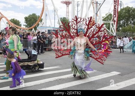 Après 2 ans d'un arrêt de Covid-19, les gens retournent à la Mermaid Parade annuelle, qui serait la plus grande parade artistique du pays, à Coney Island le long de Surf Avenue à Brooklyn, New York. Banque D'Images