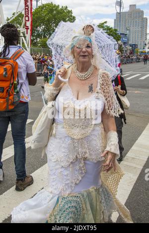 Après 2 ans d'un arrêt de Covid-19, les gens retournent à la Mermaid Parade annuelle, qui serait la plus grande parade artistique du pays, à Coney Island le long de Surf Avenue à Brooklyn, New York. Banque D'Images