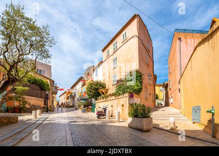 Des boutiques et des bâtiments colorés bordent les ruelles étroites et les rues vallonnées de la vieille ville de Saint-Tropez, en France. Banque D'Images