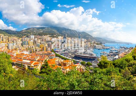 Vue sur le port animé, la ville, les montagnes et les tribunes remplies pendant le Grand Prix de Formule 1 de Monaco à Monte Carlo, Monaco. Banque D'Images