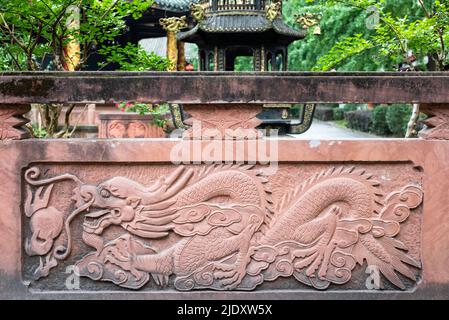 Bas-relief d'un dragon sur un mur dans un temple taoïste Banque D'Images