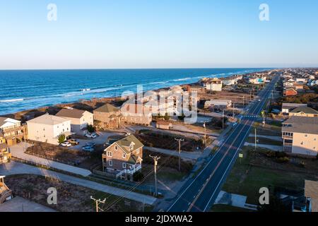 Vue aérienne des maisons et de la plage pendant l'heure d'or à Nags Head en Caroline du Nord Banque D'Images