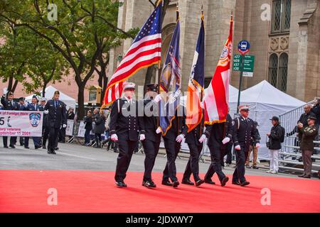 Manhattan, États-Unis - 11. Novembre 2021: FDNY anciens combattants des guerres étrangères. FDNY honorant les vétérinaires au Veterans Day Parade à New York. DRAPEAUX DES ÉTATS-UNIS et de New York Banque D'Images