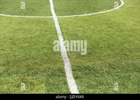 Marquage du terrain de football. Bande blanche sur l'herbe verte. Banque D'Images