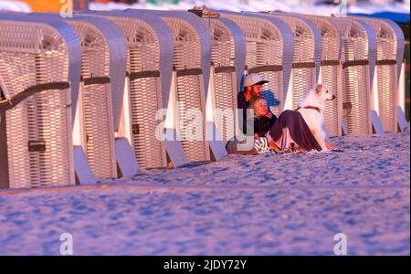 Rostock, Allemagne. 24th juin 2022. Les vacanciers regardent le soleil levant sur la plage de Warnemünde en début de matinée. Les météorologues s'attendent à de beaux temps d'été avec des températures allant jusqu'à 30 degrés dans les jours à venir. Credit: Jens Büttner/dpa/Alay Live News Banque D'Images