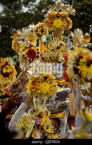 Un événement de masse balinais traditionnel pour honorer leurs parents décédés Banque D'Images