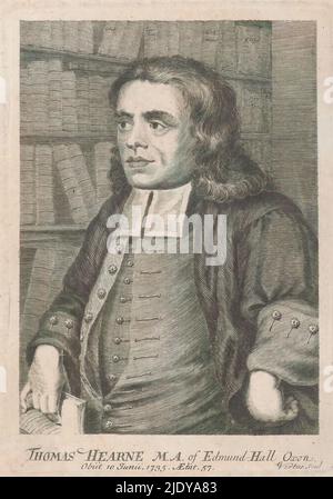 Portrait de l'antiquaire Thomas Hearne, page de titre pour: La vie de Thomas Hearne, 1772, Thomas Hearne M.A. d'Edmund Hall Oxon (titre sur objet), Thomas Hearne devant une bibliothèque tenant un livre ouvert dans sa main droite., Imprimeur: George Vertue, (mentionné sur objet), après la conception par: Peter Tillemans, (mentionné sur l'objet), éditeur: Clarendon Press, Oxford, 1731 et/ou 1772, papier, gravure, hauteur 200 mm × largeur 132 mm Banque D'Images