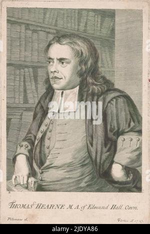 Portrait de l'antiquaire Thomas Hearne, Thomas Hearne M.A. d'Edmund Hall Oxon (titre sur objet), Thomas Hearne devant une bibliothèque tenant dans sa main droite un livre ouvert intitulé: 'Rob de Gloucester'., imprimeur: George Vertue, (mentionné sur objet), après conception par: Peter Tillemans, (mentionné sur l'objet), 1723, papier, gravure, hauteur 200 mm × largeur 132 mm Banque D'Images