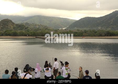 Passagers debout sur l'arc d'un bateau qui se dirige vers l'île Komodo dans la zone du parc national de Komodo à Komodo, à l'ouest de Manggarai, à l'est de Nusa Tenggara, en Indonésie. Banque D'Images