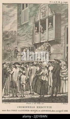 Brûlage de de Post van de Neder-Rhijn sur un échafaudage devant l'hôtel de ville d'Arnhem sur 22 avril 1786, Crimineele Executie aan den Post v.d. Neder-Rhijn te Arnhem, den 22 avril 1786 (titre sur objet), exécution publique en brûlant par un bourreau d'un exemplaire du magazine patriote de Post van den Neder-Rhijn, sur un échafaudage devant l'ancien hôtel de ville d'Arnhem, 22 avril 1786. Action des opposants au magazine condamnant la libération du caporal de Douglas accusé de meurtre, imprimerie: Jan Lucas van der Beek, (mentionné sur l'objet), après dessin de: Jacobus van Meurs, (mentionné sur l'objet), pub Banque D'Images