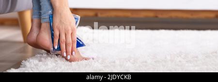 Close-up of a Woman's Hand l'application de glace sur la cheville de gel Banque D'Images