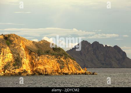 Paysage d'une colline rocheuse dans la région du parc national de Komodo à Komodo, West Manggarai, East Nusa Tenggara, Indonésie. Banque D'Images