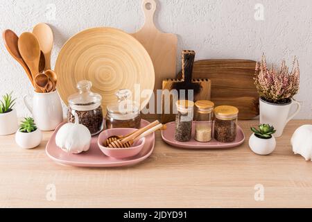 Belle vue de face de divers ustensiles de cuisine. Espace de rangement pour les épices, le café. Plantes d'intérieur dans le décor d'une cuisine moderne Banque D'Images