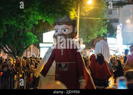 São João de Braga, parade de Cabeçudos, costumes de grande tête dansant avec des chansons populaires et traditionnelles portugaises. Les événements sociaux sont bondés. Événements portugais. Banque D'Images