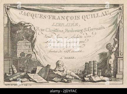 Carte de visite du libraire Jacques François Quillau à Paris, intérieur d'une librairie avec putti prenant des livres de l'étagère et de la lecture. Le texte est sur une grande toile maintenue par un putto., imprimerie: Augustin de Saint-Aubin, (mentionné sur l'objet), après conception propre par: Augustin de Saint-Aubin, (mentionné sur l'objet), 1761, papier, gravure, hauteur 85 mm × largeur 112 mm Banque D'Images