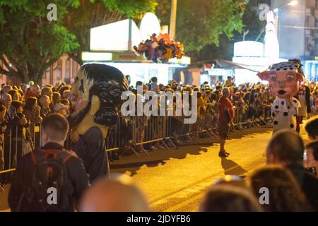 São João de Braga, parade de Cabeçudos, costumes de grande tête dansant avec des chansons populaires et traditionnelles portugaises. Les événements sociaux sont bondés. Événements portugais. Banque D'Images