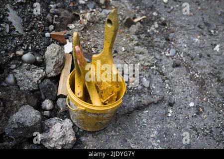 Pinceaux de couleur jaune dans un pot Banque D'Images