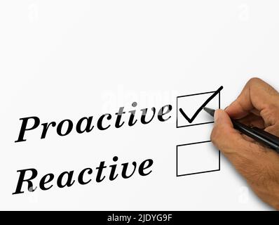 Écriture de texte proactive et réactive sur fond blanc. Concept de motivation et d'inspiration. Banque D'Images