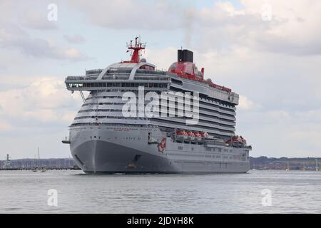 Le dernier bateau de croisière Virgin Voyages, LE VALANT LADY, sort du port. Banque D'Images