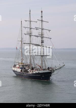 Les trois barques mausques TENACES s'approchent du port. Le bateau à voile est exploité par le Jubilee Sailing Trust Banque D'Images