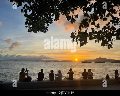 Hong Kong. 29th mai 2022. La photo prise sur 29 mai 2022 montre la vue au coucher du soleil sur le port de Victoria à Hong Kong, dans le sud de la Chine. Cette année marque le 25th anniversaire du retour de Hong Kong à la mère patrie. Credit: Li Gang/Xinhua/Alay Live News Banque D'Images