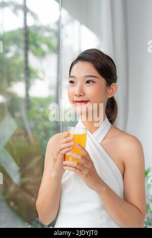 Belle beauté femme asiatique mignonne fille se sentent heureux boire jus d'orange pour la bonne santé le matin Banque D'Images