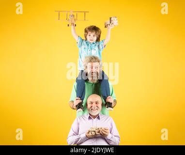 Concept de fête des pères. Trois générations différentes âges grand-père père et enfant fils jouant avec l'avion jouet en studio. Voyage Voyage concept de voyage Banque D'Images