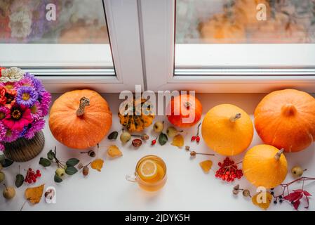 Une tasse de thé au citron sur fond de citrouille d'automne, de Thanksgiving et de Halloween bannière Banque D'Images