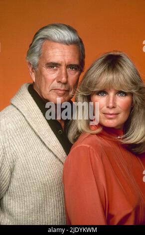 JOHN FORSYTHE et LINDA EVANS dans DYNASTY (1981), dirigé par PHILIP LEACOCK, JEROME COURTLAND et DON MEDFORD. Crédit : Aaron Spelling Productions / Album Banque D'Images