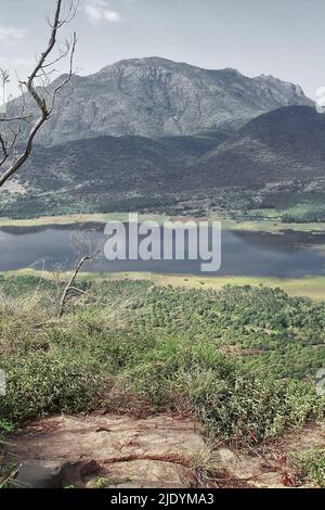 vue panoramique sur les collines pittoresques de palani et le lac du barrage de manjalar depuis un point de passage près de la station de colline de kodaikanal à tamilnadu, dans le sud de l'inde Banque D'Images