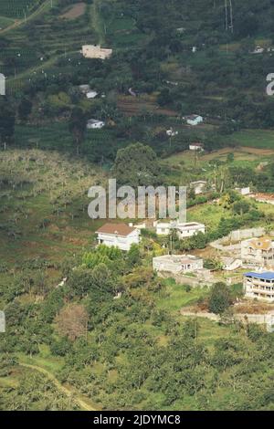 vue panoramique sur les collines verdoyantes de palani et le village de montagne près de la station de colline de kodaikanal à tamilnadu, dans le sud de l'inde Banque D'Images