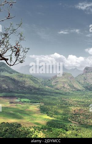 vue panoramique sur les collines pittoresques de palani et le lac du barrage de manjalar depuis un point de passage près de la station de colline de kodaikanal à tamilnadu, dans le sud de l'inde Banque D'Images