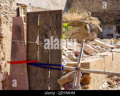 Structure en ruine, débris dispersés scène dans village rural en Inde. Les épaves du bâtiment Banque D'Images