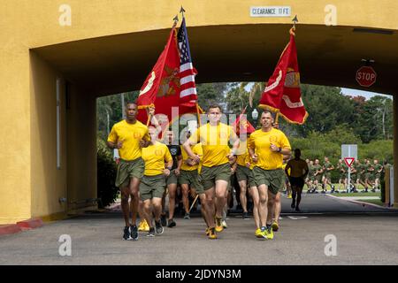 Marine corps recy Depot San D, Californie, États-Unis. 16th juin 2022. Les Marines des États-Unis avec Fox Company, 2nd Recruit Training Battalion, courent en formation pendant une course de motivation au corps de Marine Recruit Depot San Diego, 16 juin 2022. Les Marines qui étaient à la tête du front étaient responsables de la formation et de l'organisation du bataillon de formation des 2nd recrues. Crédit : U.S. Marines/ZUMA Press Wire Service/ZUMAPRESS.com/Alamy Live News Banque D'Images