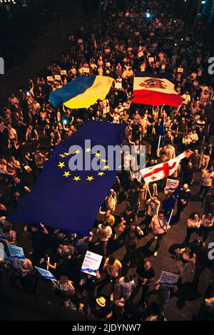 Tbilissi, Géorgie - 20th juin 2022 : vue aérienne les gens défilent dans les rues lors d'un grand rassemblement pro-européen. Des milliers de personnes en manifestation pacifique surent Banque D'Images