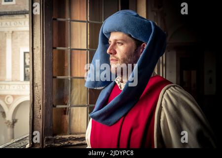 Urbino, Italie. 12th août 2021. Palais ducal d'Urbino, 15th siècle. La vie quotidienne. Nobleman à la fenêtre crédit: Agence de photo indépendante/Alamy Live News Banque D'Images