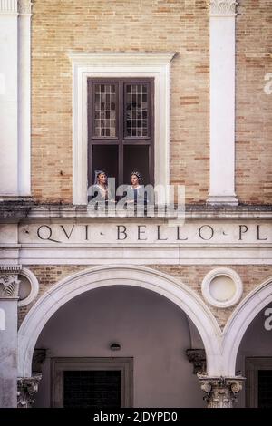 Urbino, Italie. 12th août 2021. Palais ducal d'Urbino, 15th siècle. La vie quotidienne. Noblewomen à la fenêtre crédit: Agence de photo indépendante/Alamy Live News Banque D'Images