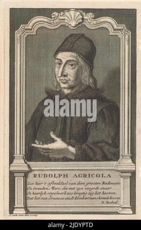 Portrait de Rudolf Agricola, portrait de Rudolf Agricola dans un cadre rectangulaire ornementé. Dans un cadre son nom et quatre lignes de texte hollandais., imprimeur: Adolf van der Laan, (mentionné sur l'objet), après son propre dessin par: Adolf van der Laan, (mentionné sur l'objet), Gerardus Outhof, (mentionné sur l'objet), Amsterdam, c. 1716 - 1742, papier, gravure, hauteur 166 mm × largeur 108 mm Banque D'Images